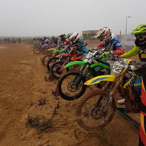 Hasta 10 carreras y casi 90 inscritos en la última prueba del regional de motocross en MotorLand Aragón